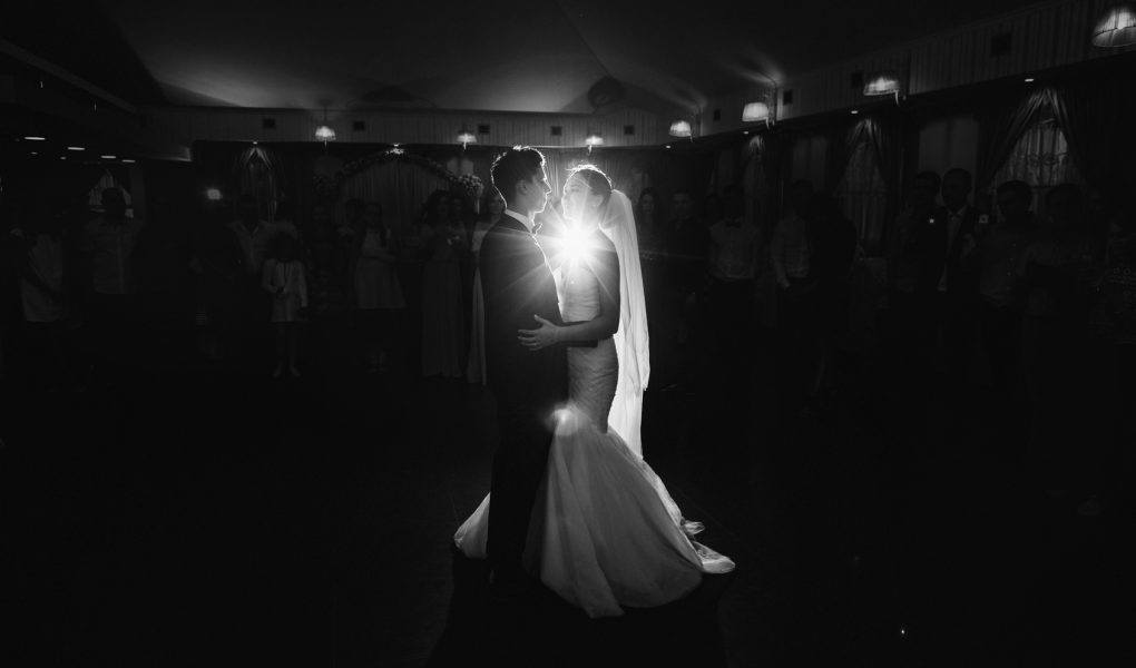 Les mariés ouvrent le bal avec leur première danse dans une salle de réception