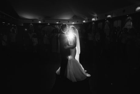 Les mariés ouvrent le bal avec leur première danse dans une salle de réception