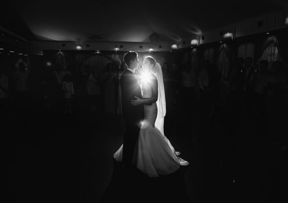 Les mariés ouvrent le bal avec leur première danse dans une salle de réception