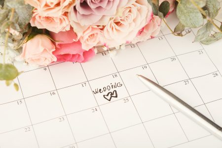 Calendrier avec le mot wedding entouré de fleurs pour planifier un mariage en 2027
