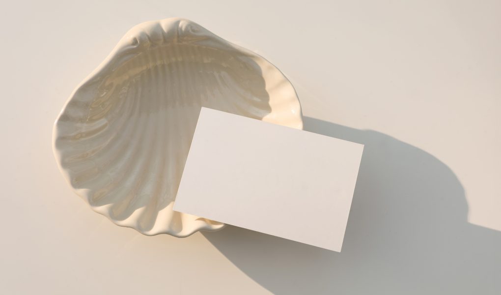 Papeterie de mariage aux tons neutres avec carton-réponse RSVP