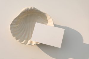 Papeterie de mariage aux tons neutres avec carton-réponse RSVP