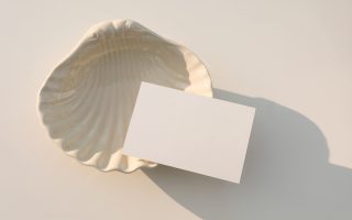 Papeterie de mariage aux tons neutres avec carton-réponse RSVP