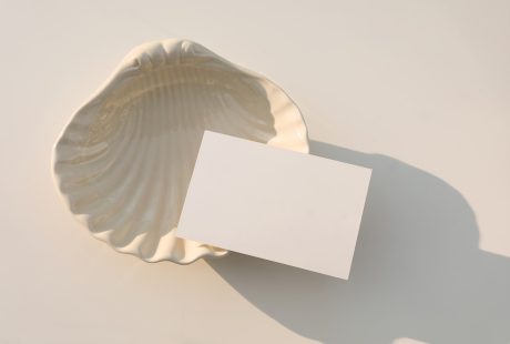 Papeterie de mariage aux tons neutres avec carton-réponse RSVP