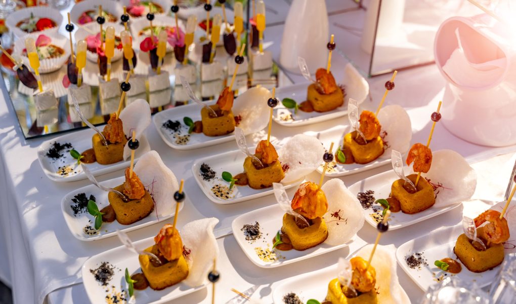 Table de mariage garnie de plats raffinés préparés par un traiteur