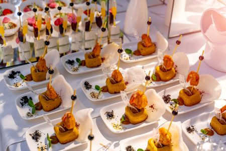 Table de mariage garnie de plats raffinés préparés par un traiteur