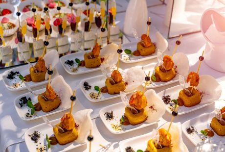Table de mariage garnie de plats raffinés préparés par un traiteur