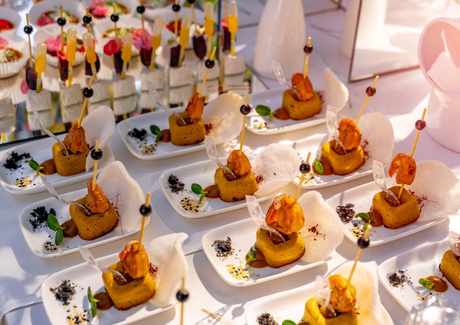 Table de mariage garnie de plats raffinés préparés par un traiteur