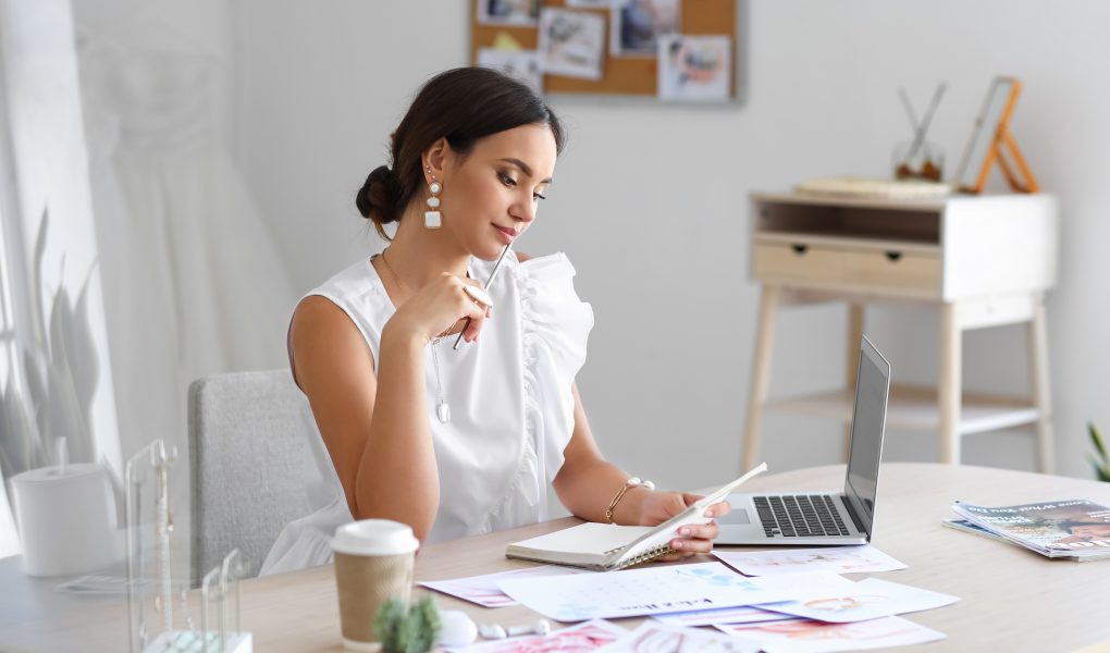 Wedding planner qui organise un mariage dans son bureau