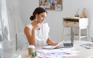 Wedding planner qui organise un mariage dans son bureau