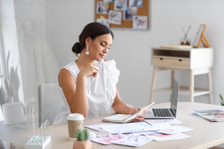 Wedding planner qui organise un mariage dans son bureau