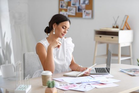 Wedding planner qui organise un mariage dans son bureau