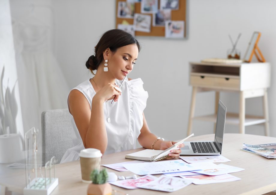 Wedding planner qui organise un mariage dans son bureau